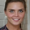 Kim Feenstra als Daphne