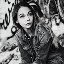 Francesca Mendrino als Detective Bloody Mary