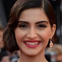 Sonam Kapoor Ahuja als Sanjana