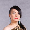 Nikka Valencia als Liza