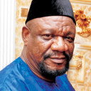 Alex Usifo Omiagbo als General Isa