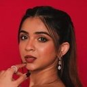 Apoorva Mukhija als Rhea Vorha
