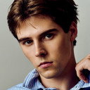 Caleb White als Leo