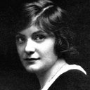Anna Murdock als Aurelia, Madame Trentoni