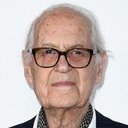 John Standing als Butler
