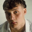Vincent Miller als Julian