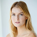 Sofía Bustinza als Elfa