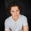 Finn Lee-Epp als Young James