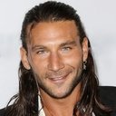 Zach McGowan als Jackson