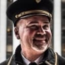 Freddy J. Davila als Plaza Hotel Doorman