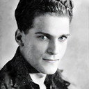 Elliot Sparling als Montgomery Sims