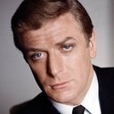 Michael Caine als The Captain