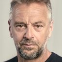 Tom Waes als Vader Patrick