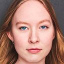 Olivia Simmons als Emily