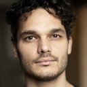 Alexander Mayah Larsen als Aron