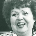 Jackie Sardou als Angèle Charlus, épouse du peintre