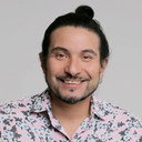 Felipe Avello als Econews Reporter