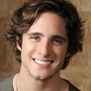 Diego Boneta als Michael