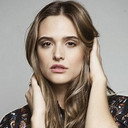 Juliana Paiva als Sandra Regina Matoso (Cassandra)