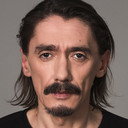 Berkan Şal als Akbaba / İsmet Arif Karasu