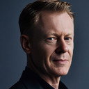John McCaffrey als Sherlock Holmes