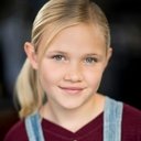 Zoë Noelle Baker als Ava Lewis