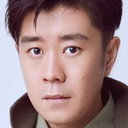 Han Xiuyi als Zhu Bajie / TV Station Executive