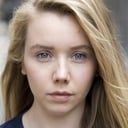 Lauren Lyle als Annie Stock