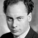 Евгений Ташков als young man in sunglasses on the street (uncredited)