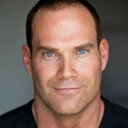 Xander Steel als Sheriff Kirk Tomlin