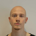 Julian Finne als Hjelpsom Birken-Deltaker