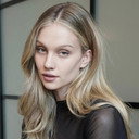 Hazel Graye als Sophia Mosman