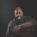 Austin J. Rhodes als Security guard