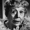Edith Evans als Miss Victoria Woodworth