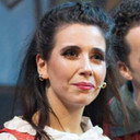 Caitlin King als Siobhan Grant/Reporter