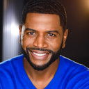 Maurice Johnson als First Officer