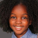 Genesis White als Lucy