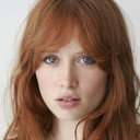 Claire Romain als Young woman musician