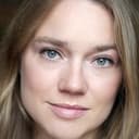 Jemima West als Elizabeth (Izzy) Cormack