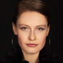 Emilie Paap als Cartera