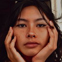 Nuraeni Ricaud als La fille aux photos
