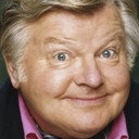 Benny Hill als Professor Simon Peach