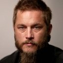 Travis Fimmel als Roman Chalmers