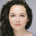 Hannah James-Scott als DG Angela Webster