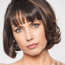 Julie Ann Emery als Joanna