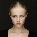 Klara Linderstål als Siri (Lead)
