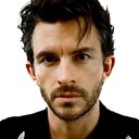 Jonathan Bailey als Geoffrey