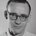 Buck Henry als Man Looking Through Doubleday's Bookstore (uncredited)