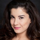 İrem Altuğ als Ayşe Koçovalı/Ayşe Yılmaz
