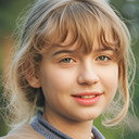 Alexandra Milman als Helly